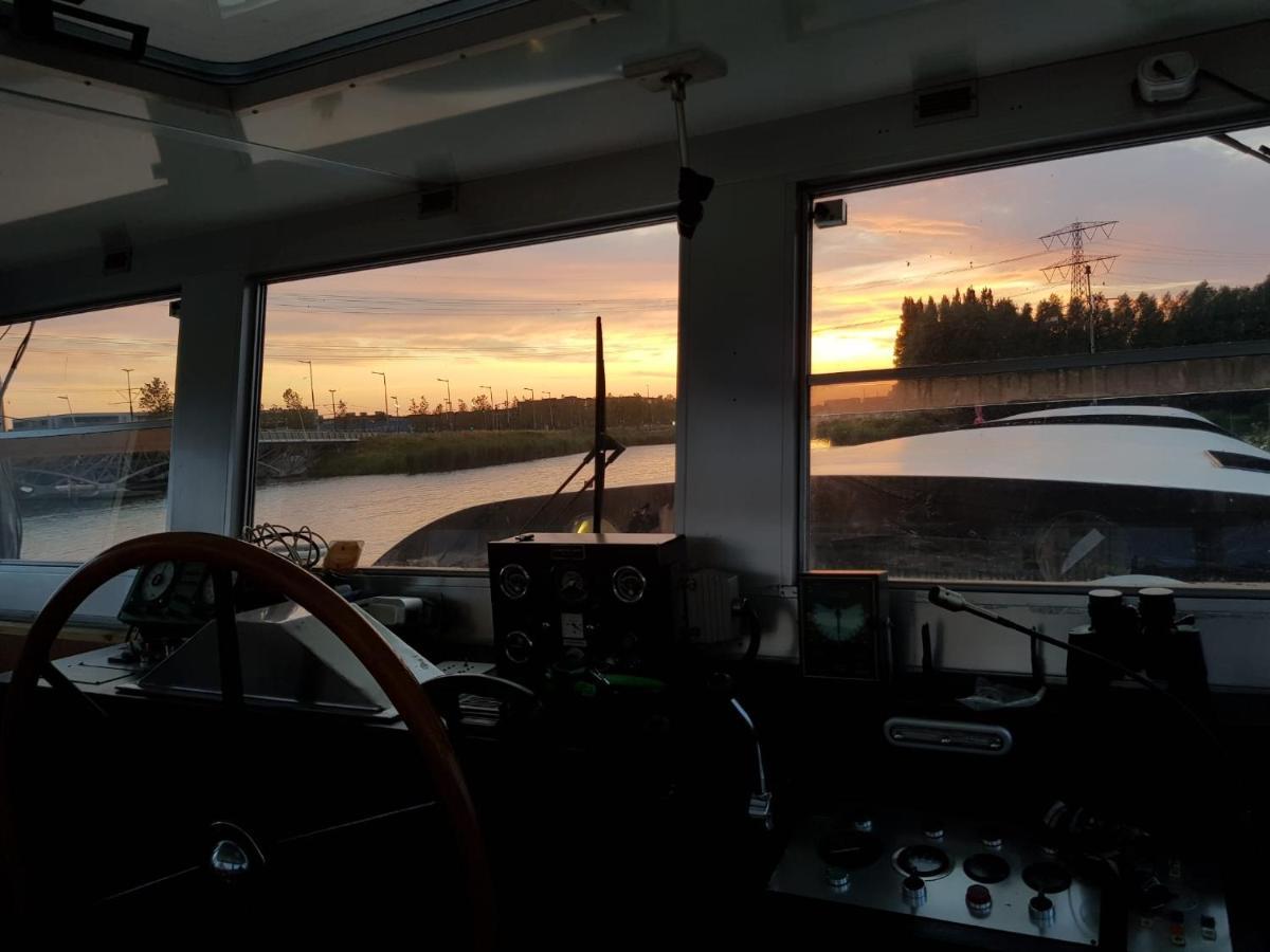 Wheelhouse Euphrate Houseboat Bed & Breakfast Diemen Bagian luar foto