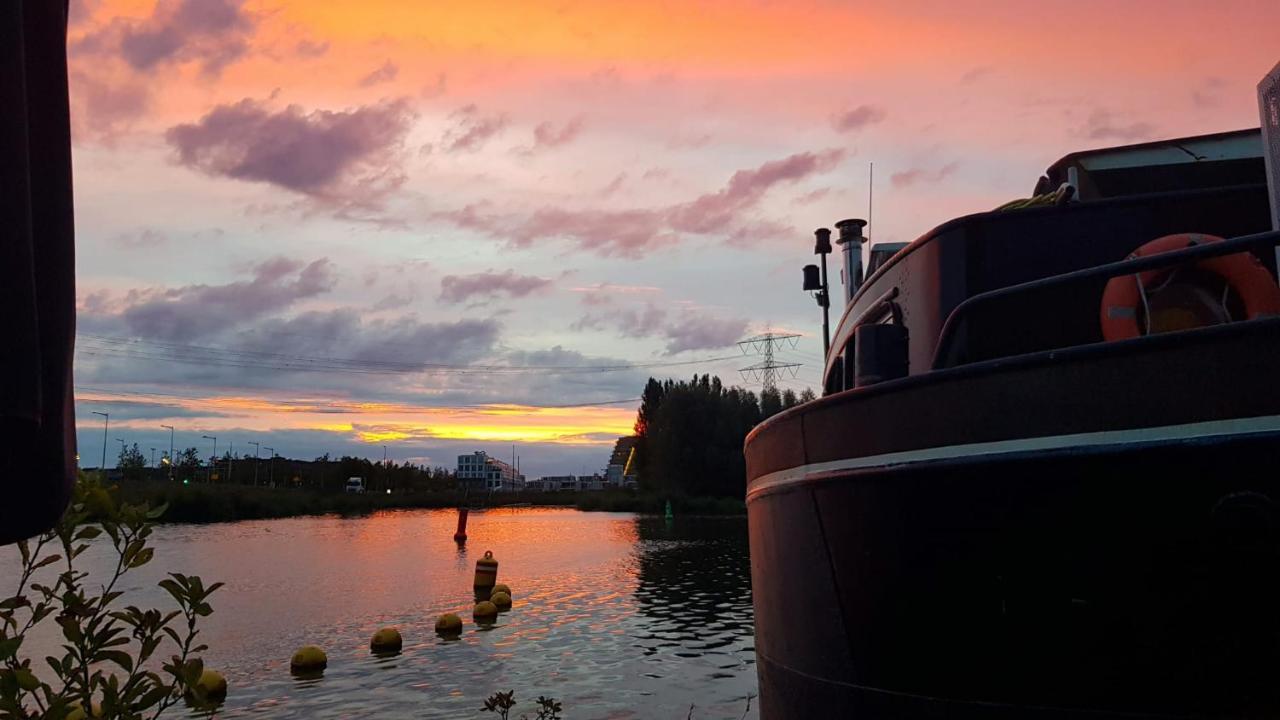 Wheelhouse Euphrate Houseboat Bed & Breakfast Diemen Bagian luar foto