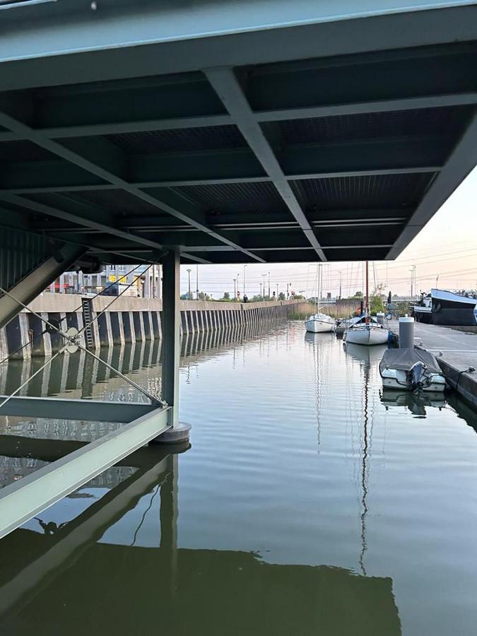 Wheelhouse Euphrate Houseboat Bed & Breakfast Diemen Bagian luar foto