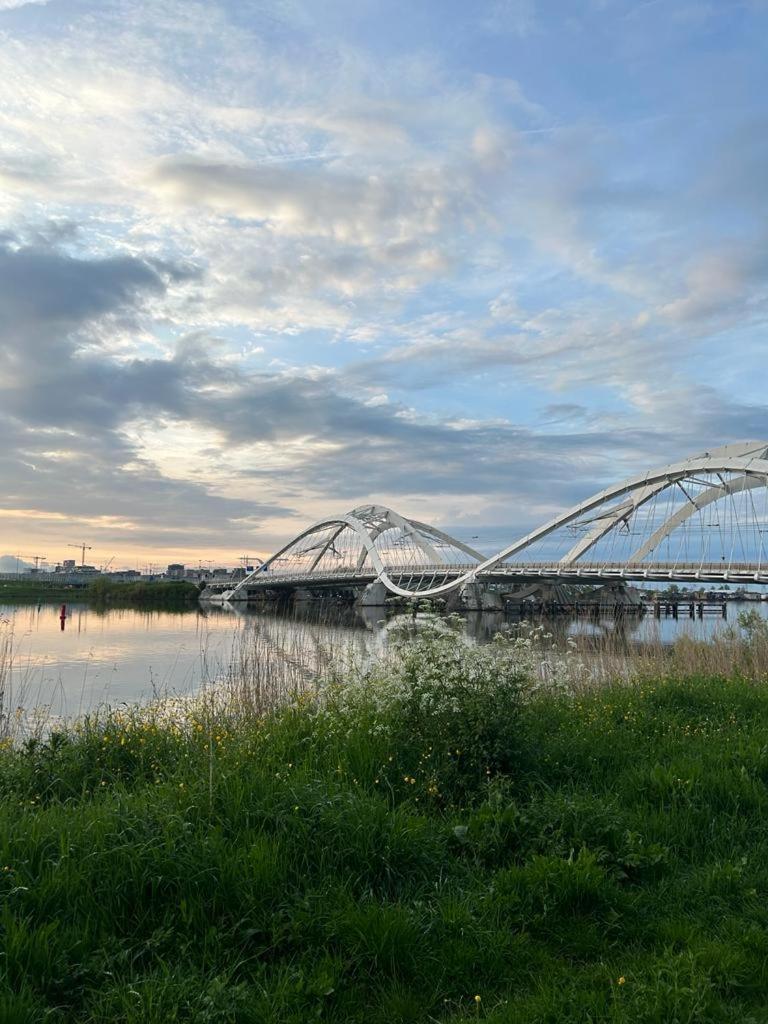 Wheelhouse Euphrate Houseboat Bed & Breakfast Diemen Bagian luar foto
