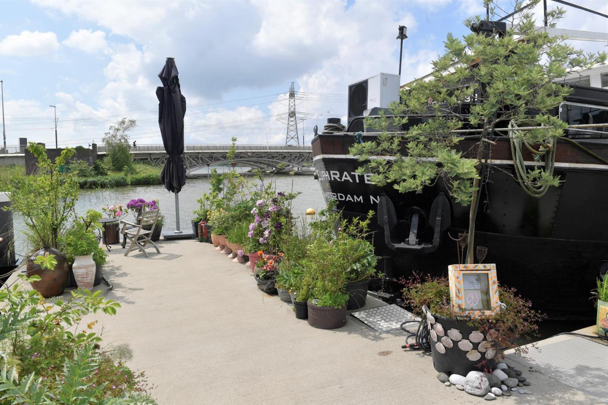 Wheelhouse Euphrate Houseboat Bed & Breakfast Diemen Bagian luar foto